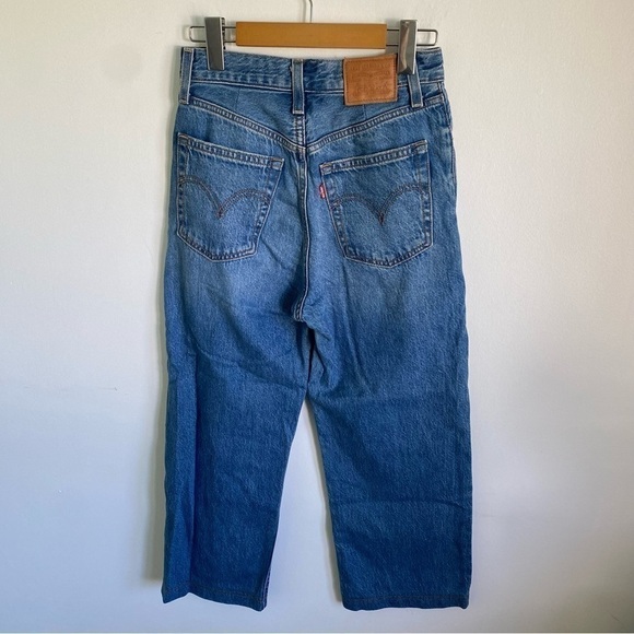 Levi’s Ribcage Straight High-Rise Ankle Jeans in Medium Wash • US 25 - Picture 4 of 10